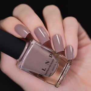 Peut inclure: Un flacon de vernis &agrave; ongles boutique ILNP dans une teinte mauve avec une finition scintillante. Le flacon est de 0,4 fl oz (12 ml).