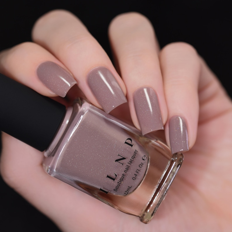 Peut inclure: Un flacon de vernis &agrave; ongles boutique ILNP dans une teinte mauve avec une finition scintillante. Le flacon est de 0,4 fl oz (12 ml).