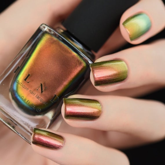Holographic acrylic nails with autumn color shift