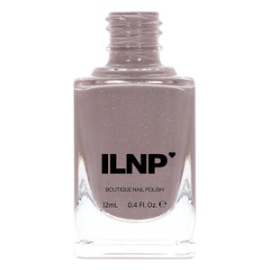 Peut inclure: Un flacon en verre transparent de vernis &agrave; ongles ILNP Boutique dans une teinte mauve clair avec une finition scintillante. Le flacon est &eacute;tiquet&eacute; avec le nom de la marque et le volume, 0,4 fl. oz. (12mL).