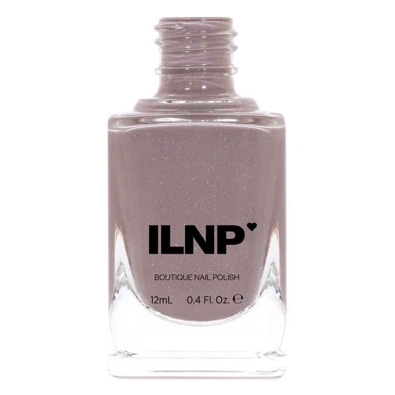 Peut inclure: Un flacon en verre transparent de vernis &agrave; ongles ILNP Boutique dans une teinte mauve clair avec une finition scintillante. Le flacon est &eacute;tiquet&eacute; avec le nom de la marque et le volume, 0,4 fl. oz. (12mL).