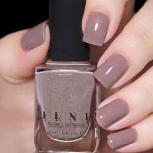 Peut inclure: Un flacon de vernis &agrave; ongles boutique ILNP de couleur taupe chatoyante avec une subtile brillance. Le flacon est de 12mL (0.4 fl oz).