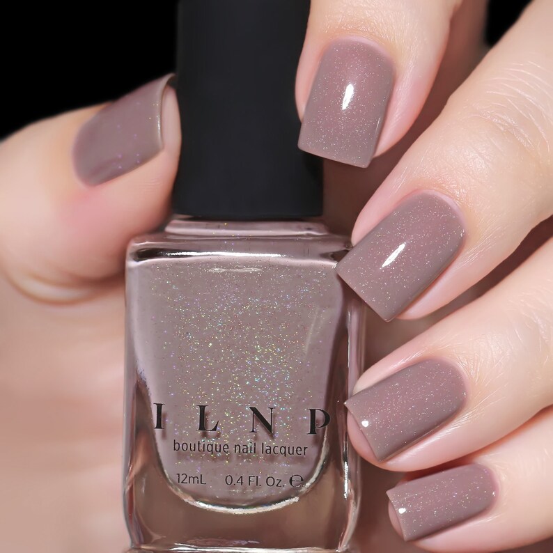 Peut inclure: Un flacon de vernis &agrave; ongles boutique ILNP de couleur taupe chatoyante avec une subtile brillance. Le flacon est de 12mL (0.4 fl oz).