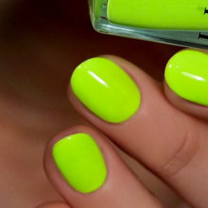 Playlist Glowing Neon Lime Cream Nail Polish image 8