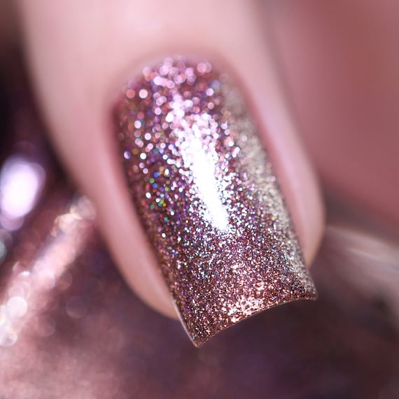 8 Best Holographic Nail Polishes Of 2024 – Reviews & Buying Guide