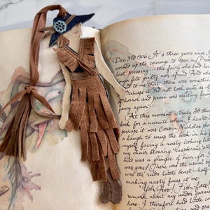 Segnalibro in tessuto a forma di bambola, ciondolo a forma di libro 3D con etichetta regalo, regalo per gli amanti dei libri di diario spazzatura, per boho hippie, stile cowgirl western ispirato al riciclo.