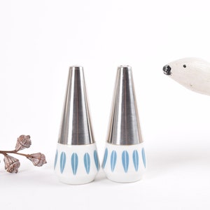 Raro! Set sale e pepe vintage "Lotus" in blu - Grete Prytz Kittelsen - Prodotto da Lundtofte e Lyngby - Design scandinavo della metà del secolo anni '60