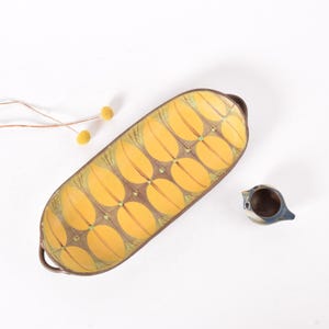 Dybdahl Dinamarca dos anos 1960 - Bandeja oblonga tamanho 110 - Folhas pintadas à mão - Amarelo marrom verde - Decoração de cerâmica dinamarquesa de meados do século - Única!