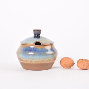 Cuenco/tarro para mermelada vintage de Sigvard Bernadotte para Michael Andersen & Son, con tapa, esmaltado desteñido, azul beige, cerámica danesa de mediados de siglo, década de 1960.