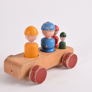 Wagon jouet original danois des années 50 Kay Bojesen « Voyage en famille », bois de hêtre coloré - Voiture en bois avec marionnettes - Design emblématique scandinave