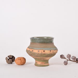 Super Raro! Dybdahl Dinamarca - Vaso Pequeno / Vaso / Tigela - Motivo de Máscara Facial - Verde e Ocre - Palle Dybdahl - Cerâmica Dinamarquesa de Meados do Século