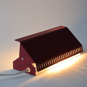 Lámpara de pared danesa de mediados de siglo con pantalla ajustable - Metal rojo - Hamalux - Diseño de iluminación escandinavo para dormitorio/habitación infantil imagen 1