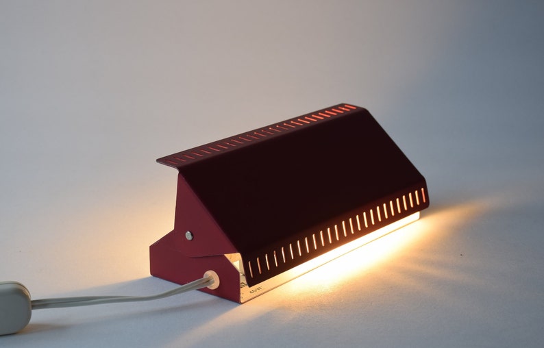 Lámpara de pared danesa de mediados de siglo con pantalla ajustable - Metal rojo - Hamalux - Diseño de iluminación escandinavo para dormitorio/habitación infantil imagen 1