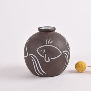 Ceramica artistica danese di Helge Østerberg - Vaso a forma di palla - Decorazione a forma di pesce - Bianco e nero - Ceramica da collezione scandinava di metà secolo, anni &#39;50