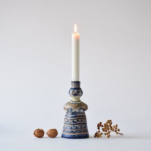 Cerâmica Vintage Danish Studio - Castiçal em Formato de Mulher - Estatueta - Azul / Bege / Marrom - Decoração de Casa em Estilo Country Escandinavo - Anos 1960