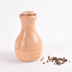 Danish Quality Pepper Mill with Peugeot Grinder Beech Wood - Made by Richard Nissen - Mid-century Retro Scandinavian Kitchen Design 1970s