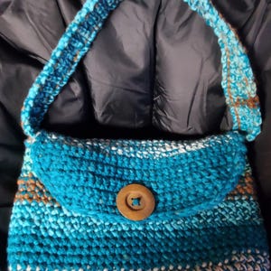 Bolso de hombro de crochet con compartimentos en color turquesa, verde y marrón