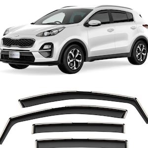 Puede incluir: Un juego de cuatro deflectores de ventana negros para un Kia Sportage blanco. Los deflectores son curvos y tienen un ribete plateado. Los deflectores están diseñados para ayudar a mantener la lluvia y el viento fuera del coche.