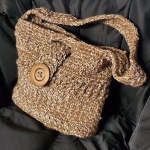Bolso de hombro de crochet en tonos tierra con compartimentos hecho a mano