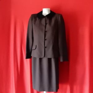 Sz 6 Skirt Suit - Velvet Collar - Suits Me - Brown - Made in USA - Wear to Work or Church - Professional Career - Office