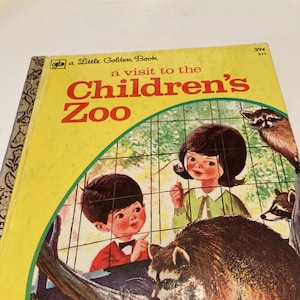 A visit to the Children&#39;s Zoo Golden Book - 1973