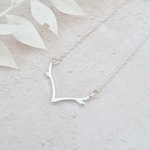 Stag Head Necklace, Reindeer Antler Pendant, Deer Head Necklace, Deer Head Pendant, Minimalist Deer Necklace, Simple Animal Jewellery