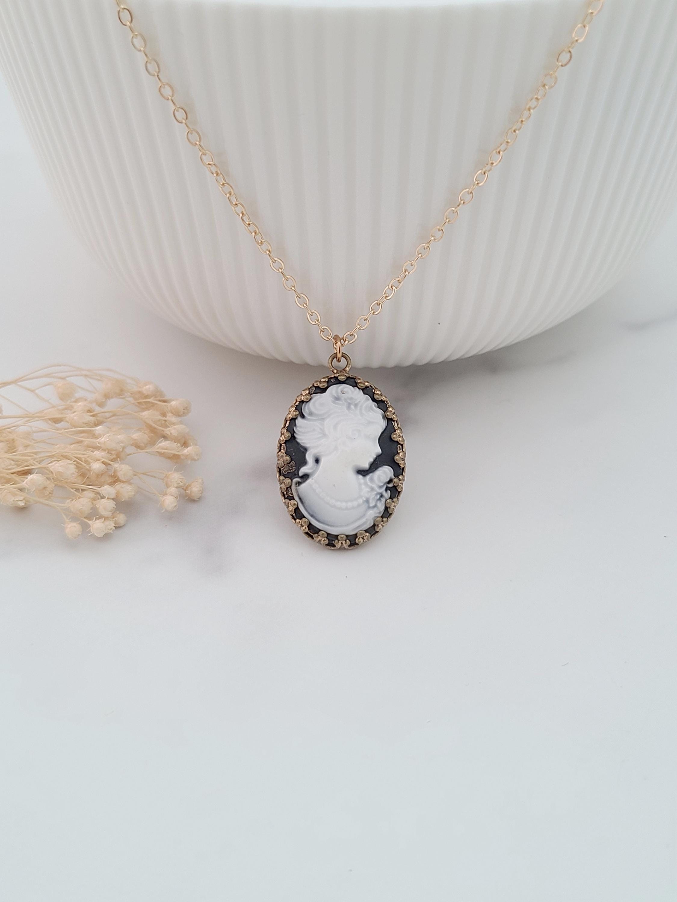 Collier Camée Noir Et Ivoire Style Gothique - Longue Chaîne, Résine Et Acier - Neuf Avec étiquette
