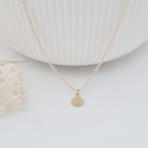 Tiny Flower Necklace, Tiny Daisy Pendant, Bridesmaid Gifts, Bridesmaid Necklace, Floral Jewellery, Dainty Flower Necklace, Gifts for Girls