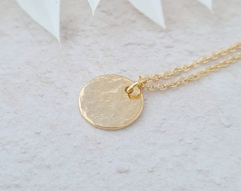 Collier minimaliste de pièces d’or délicates, petit disque martelé à la main, collier de pièces de monnaie, cadeau de demoiselle d’honneur, collier de superposition, cadeau de fille, pendentif de pièce de monnaie