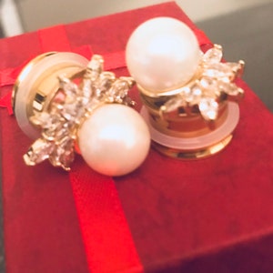 Boucles d'oreilles en argent avec perles Jauges de perles Cadeau de demoiselle d'honneur Bouchons de nacre Jauges de mariage Bouchons de mariage Bijoux de mariage image 4