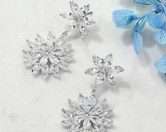 Silver Snowflake Dangle Gauges - Large Gauges - Ear Gauges - 16 mm Gauges 5/8" Gauges - 18mm Gauges  11/16" - 19mm Gauges 3 /4" Gauges