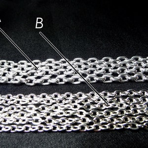 Peut inclure: Deux cha&icirc;nes en argent, &eacute;tiquet&eacute;es A et B, sont pr&eacute;sent&eacute;es c&ocirc;te &agrave; c&ocirc;te. La cha&icirc;ne A a une taille de maillon plus grande que la cha&icirc;ne B.