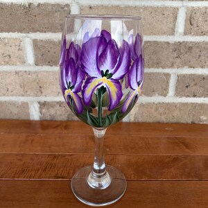 Verre à vin violet Iris peint à la main, verre à vin floral violet, cadeau secret du père Noël, cadeau de Noël pour maman, pour femme, pour grand-mère, pour soeur