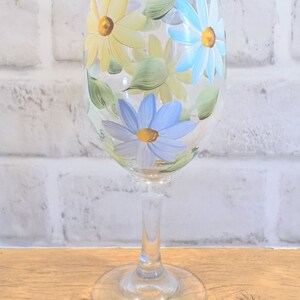 Hand Painted Multicolor Daisy Wine Glass, Floral Wine Glass, Wedding Gift, Birthday Gift, Mother&#39;s Day gift for Mom, for wife, for grandma