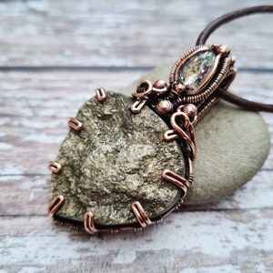 Collar de cristal crudo envuelto en alambre de pirita de hierro, colgante de cristal antiguo de metal mixto, colgante de declaración de oro de Natural Stone Fools Gold Chunky