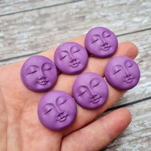 Un visage de déesse de la lune endormie de 25 mm, des embellissements d’artisanat en papier, un détournement de perles de soutache, des visages décoratifs 3D, une déesse violette