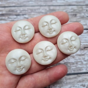 Un visage nacré de déesse lune endormie 25 mm, décorations artisanales en papier, détournement de perles de soutache, visages décoratifs 3D