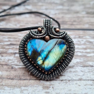 Colgante de corazón de labradorita envuelto en alambre, collar de declaración de metal mixto en plata y cobre, cristal de feldespato natutal para protección