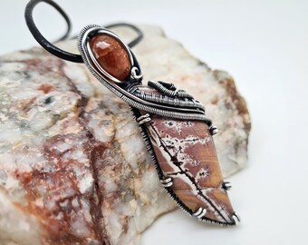 Collana in riolite dendritica, cauzione in pietra del sole dell'Oregon, pendente avvolto in filo metallico