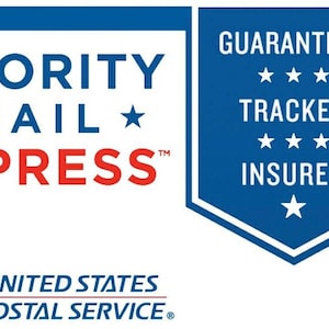 Può includere: L'immagine presenta le parole "PRIORITY MAIL EXPRESS" in rosso e blu, con stelle. Un banner blu recita "GARANTITO, TRACCIATO, ASSICURATO". Il logo dell'United States Postal Service è in basso.