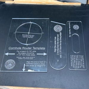 Può includere: Tre dime in acrilico trasparente per la lavorazione del legno. La grande dima rettangolare per cornhole presenta segni di allineamento per tavole da 60,6 cm. Due guide più piccole includono una dima per maniglie e un utensile di centraggio.