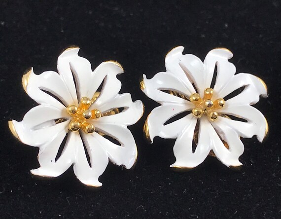 Monet white and Gold Flower Clip on Earrings; Flo… - image 1