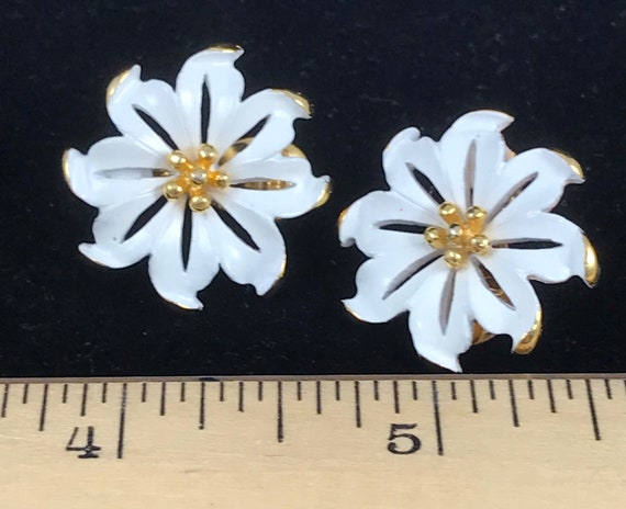 Monet white and Gold Flower Clip on Earrings; Flo… - image 2
