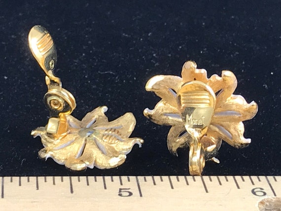 Monet white and Gold Flower Clip on Earrings; Flo… - image 3
