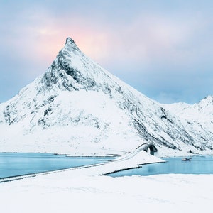 Norwegen Schneebedeckter Berg | Winterwunderland | Fernweh-Geschenk | Fotografie-Druck