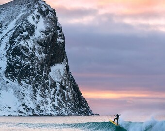 Norwegen Surfer | Kaltwasser-Surfen | Fernweh Geschenk | Fotografie Druck