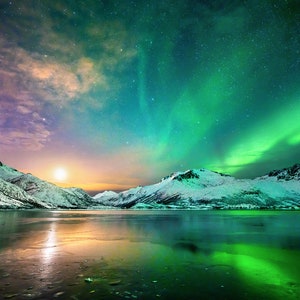 Aurora Borealis und der Mond | Norwegen Polarkreis Nachthimmel | Nordlichter | Fernweh Geschenk | Fotografie Druck