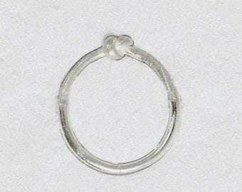 Minimalistischer Stapelring aus 925er Silber mit Liebesknoten