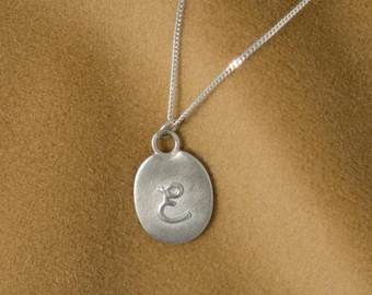 Anfangs-Charm-Halskette, personalisierter Buchstabenmedaillon, angehobener Reliefbuchstabe