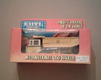 ERTL Mighty Movers of the World International 350 Hauler Dump Truck